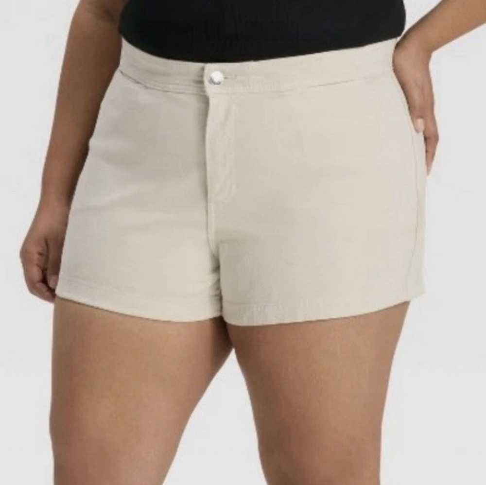 NWT Ava & Viv Women's High Rise Smart Shorts In Cream Size 26W